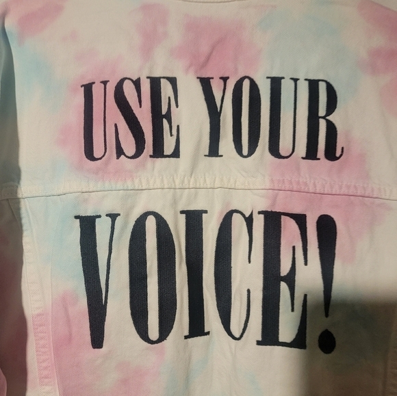 Levi's Pride Tie Dye USE YOUR VOICE Denim LGBTQ Trucker Jacket Men's Size XL - Picture 2 of 7